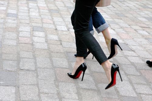 Πώς τα ψηλά τακούνια καταστρέφουν τα πόδια μας; Ένας ειδικός μάς δίνει την απάντηση. 