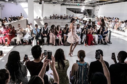 Στο σόου της Celia Kritharioti στο Παρίσι μπαλαρίνες με ψηλοτάκουνα καταχειροκροτήθηκαν 