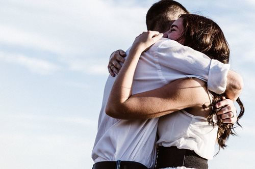 Βρες τον ιδανικό σύντροφο στο καλοκαιρινό πάρτι για singles στο Μacaw Beach Bar
