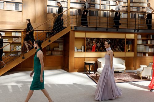 Μια βιβλιοθήκη γεμάτη κομψότητα: Η Chanel αντικατέστησε τις θρυλικές μπαλαρίνες με αυτά τα παπούτσια