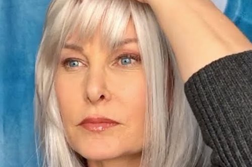 Η γαλλική φράντζα που υιοθετούν οι γυναίκες 50+ και φρεσκάρουν την εικόνα τους 