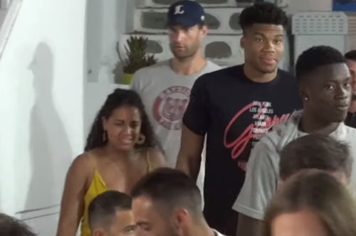 Ο Γιάννης Αντετοκούνμπο στα στενά της Μυκόνου με την αγαπημένη του και οι εκδηλώσεις θαυμασμού