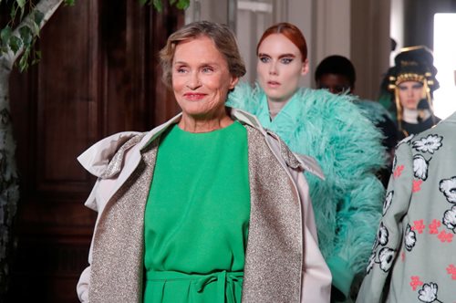 Η 75χρονη Λορίν Χάτον στην πασαρέλα του Valentino μοιράζεται ένα στιλιστικό μυστικό αιώνιας νεότητας