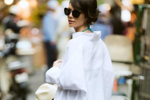 Τα 10 κομμάτια και αξεσουάρ που οι στιλάτες γυναίκες συνδυάζουν με το τζιν τους το καλοκαίρι