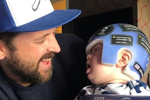 Μπαμπάς τερματίζει στον μαραθώνιο με το μωρό του με σύνδρομο Down. Για συγκινητικό λόγο