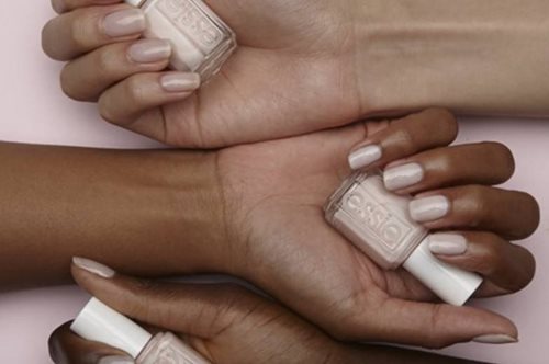 Ο βασιλικός λόγος που αυτό το κλασικό μανό της Essie πουλάει 818 κομμάτια κάθε μέρα