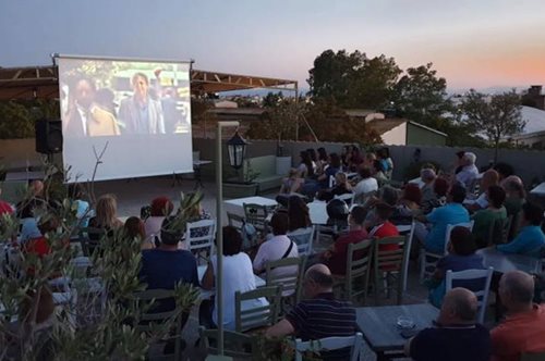 Δωρεάν θερινό σινεμά σε μια δροσερή ταράτσα της Αθήνας όλες τις Δευτέρες του καλοκαιριού