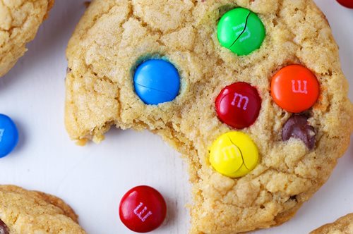 Το τέλειο σνακ των καλοκαιρινών μαζώξεων. Εύκολα, μαλακά και πολύχρωμα μπισκότα με κακάο και M&Ms