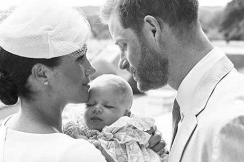 Dior φορέματα και εντυπωσιακά headbands. Στη βάφτιση του Άρτσι, του γιου του Χάρι και της Μέγκαν