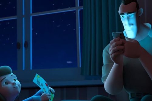 Γονείς κολλημένοι σε οθόνες κινητών: Το τόσο αληθινό animation που φέρνει δάκρυα στα μάτια