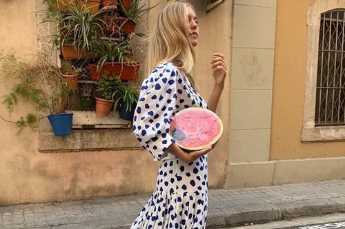 Το ένα και μοναδικό λουκ που μας έπεισε να φορέσουμε φλούο. Ένα φόρεμα και έναν φοίνικα, παρακαλώ