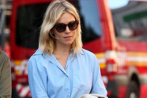 Η Σιένα Μίλερ φόρεσε τα πέδιλα που θέλουμε όλες στο γραφείο για αυτό το καλοκαίρι 