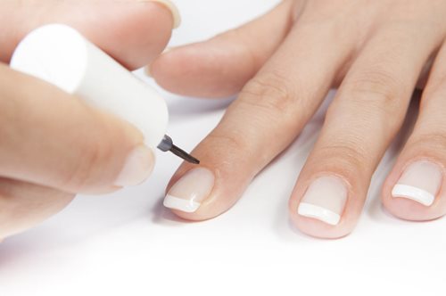 Σταμάτα να παιδεύεσαι: Το κόλπο που θα κάνει το γαλλικό σου μανικιούρ...παιχνιδάκι