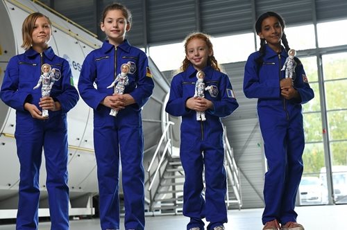 H Barbie αστροναύτης είναι το νέο πρότυπο γυναίκας για τις «μικρές κυρίες» του πλανήτη μας  