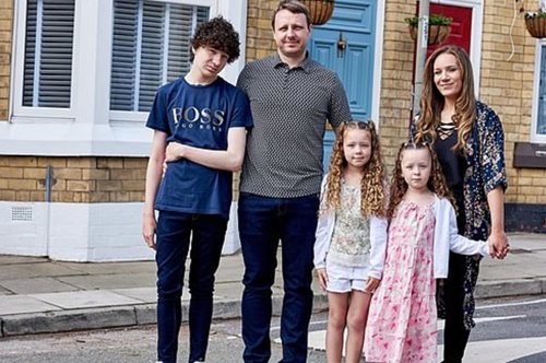 Η οικογένεια που αγόρασε ένα σπίτι για μόλις 1 ευρώ, λέει πως φοβάται να κυκλοφορήσει έξω το βράδυ