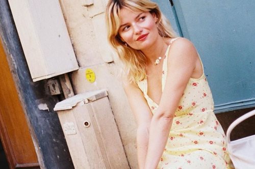 Κοστίζουν από 20 ευρώ, δείχνουν απίστευτα πολυτελείς. Οι υπέρκομψες «παντόφλες» του καλοκαιριού