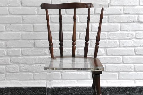 Καρέκλες που αιωρούνται: Μια εικαστικός «επιδιορθώνει» παλιά ξύλινα έπιπλα με διάφανα υλικά