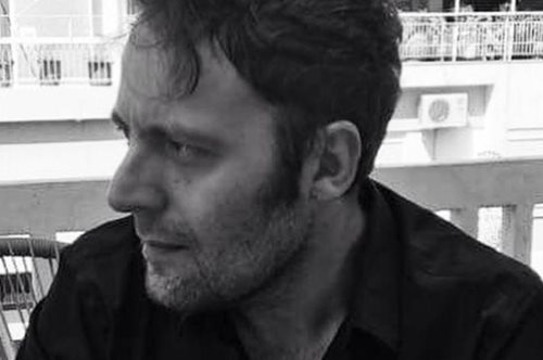 «Ο καθένας διαβάζει αυτό που γουστάρει»: Ο Κορτώ τα λέει έξω από τα δόντια για τα «βιβλία παραλίας»