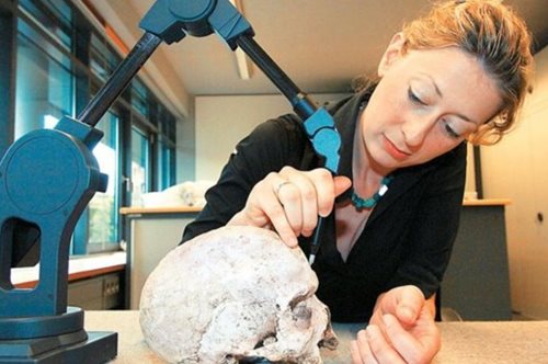 Δύο Ελληνίδες ερευνήτριες «έλυσαν» υπόθεση φόνου που έγινε πριν από 33.000 χρόνια