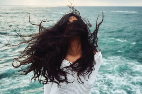 Πώς έκανα πυκνά τα αραιά μαλλιά μου μέσα σε μία εβδομάδα με μια τροφή που έχουμε όλοι στην κουζίνα