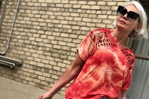 Πυρετός της ντίσκο. Μια 54χρονη μπλόγκερ παρουσιάζει τις 70s τάσεις που δεν θα πεθάνουν ποτέ