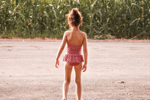 Αφήστε τα παιδιά να περπατήσουν ξυπόλυτα. Κάνει θαύματα στην ανάπτυξή τους