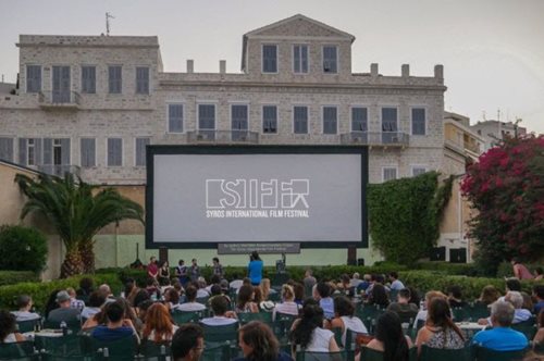 Μια κινηματογραφική εμπειρία γεμάτη αρχοντιά και κοσμοπολιτισμό: Όλη η Σύρος ένα σινεμά 