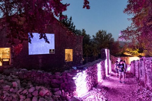 «Ένα μεταμοντέρνο πανηγύρι»: H ιστορία του φεστιβάλ που γίνεται σε χωριό-φάντασμα της Κεφαλονιάς