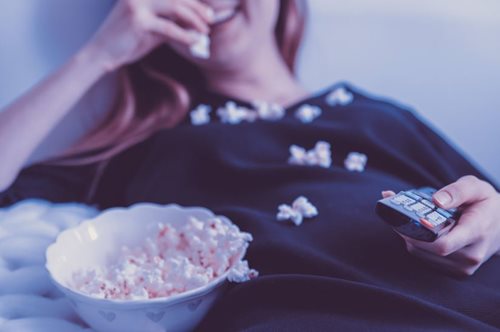 12 τροφές που «απαγορεύεται» να καταναλώσετε το βράδυ και 12 που επιτρέπεται