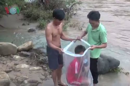 Οδύσσεια μάθησης: Στο Βιετνάμ μαθητές διασχίζουν ποτάμια μέσα σε νάιλον σακούλες για να πάνε σχολείο