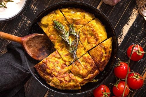 Αυθεντική ισπανική ομελέτα με πατάτες και κρεμμύδι στο τηγάνι: Μια λιχουδιά ξεχωριστή και αγαπημένη 