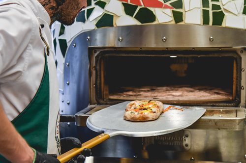 Η πιο λαχταριστή πίτσα, που δεν είναι πίτσα, έφτασε στην πόλη για να σε «ξελογιάσει» 