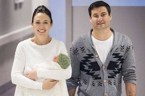 H πρώτη δυτική γυναίκα που γέννησε ενώ βρίσκεται στην εξουσία: Η θαυμαστή Νεοζηλανδή πρωθυπουργός