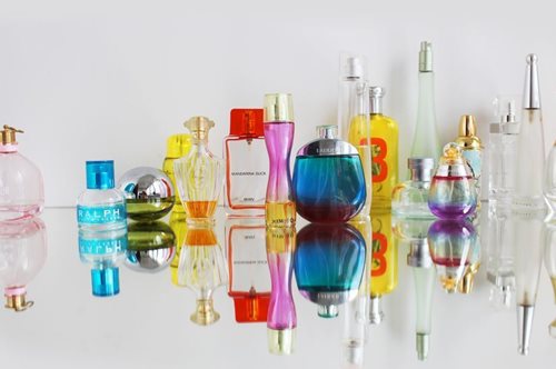 Με 5 ευρώ θα μοσχοβολάς όλη μέρα: Τα καλύτερα οικονομικά αρώματα της αγοράς