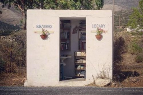 Μικρός βιβλιοφαγικός παράδεισος: Στάση λεωφορείου στην Πάρο λειτουργεί και ως δανειστική βιβλιοθήκη