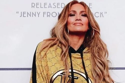 Συνδύασε τα ασυνδύαστα: Η Τζένιφερ Λόπεζ με Gucci παντελόνι των 1.980 δολαρίων και τζιν τζάκετ 