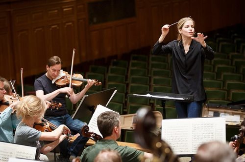 38χρονη Ελληνίδα μαέστρος έγραψε ιστορία στο μεγαλύτερο φεστιβάλ κλασικής μουσικής στον κόσμο