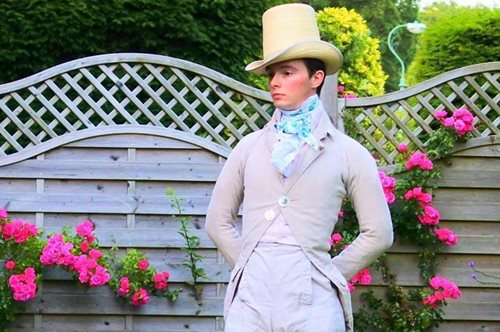 Ο 25χρονος που εδώ και πάνω από 10 χρόνια φοράει μόνο ρούχα εποχής: «Δυνατό όπλο αυτοπεποίθησης»