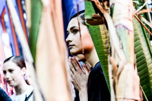 Ένα «ψιτ» θα μας σώσει: Το απαραίτητο προϊόν του καλοκαιριού που όλες ξεχνάμε να χρησιμοποιήσουμε