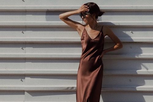 Πώς θα ντυθείς μόλις σε 30'': Πιο γρήγορο, κομψό και δροσερό καλοκαιρινό λουκ απ' αυτό δεν υπάρχει