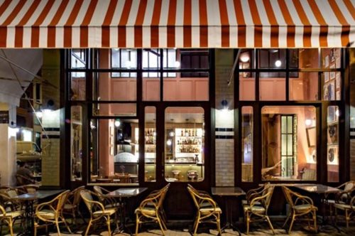 Au Grand Zinc: Η ιστορική κρεπερί των Εξαρχείων μεταφέρεται σε νέο χώρο 