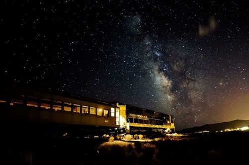 Κάθε καλοκαίρι ένα νυχτερινό τρένο βάζει προορισμό τον πιο έναστρο ουρανό στον πλανήτη