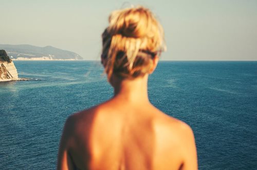 Το μόνο προϊόν μαλλιών με θαυματουργό υαλουρονικό οξύ που θα σώσει τα μαλλιά σου στις διακοπές 