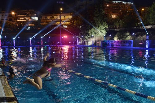 Το πιο δροσερό θερινό σινεμά: Μεταμεσονύχτιες προβολές και βουτιές σε κολυμβητήριο της Θεσσαλονίκης