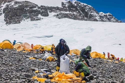 O οίκος Bally απομάκρυνε σχεδόν δύο τόνους σκουπιδιών από το Έβερεστ – και συνεχίζει
