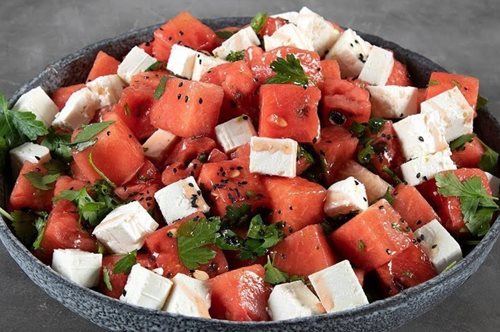 Το υγιεινό «τσίζκεϊκ» της ελληνικής εξοχής: Σαλάτα με καρπούζι και φέτα του Άκη Πετρετζίκη