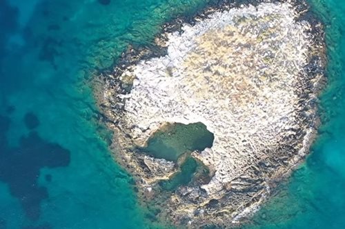 Από αυτή την παραλία της Αττικής πηγαίνετε κολυμπώντας σε ένα ακατοίκητο νησάκι με φυσική πισίνα