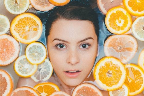 Όλες έχουμε αυτά τα 2 υλικά με την αντιγηραντική δράση: Ο συνδυασμός-έκπληξη που γυρίζει το χρόνο 