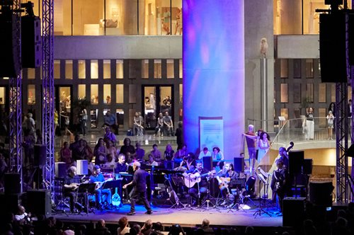 Εμπειρία ζωής: Μουσική βόλτα με αυγουστιάτικη Πανσέληνο στην αρχαία γειτονιά του Μουσείου Ακρόπολης