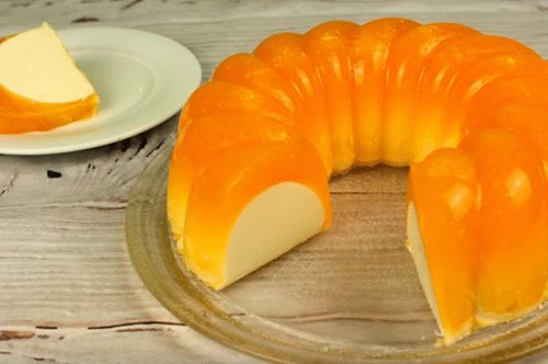 Δροσερή δίχρωμη τούρτα-ζελέ πορτοκαλιού με λίγα λιπαρά: Κανείς δε μπορεί να σταματήσει στο 1 κομμάτι